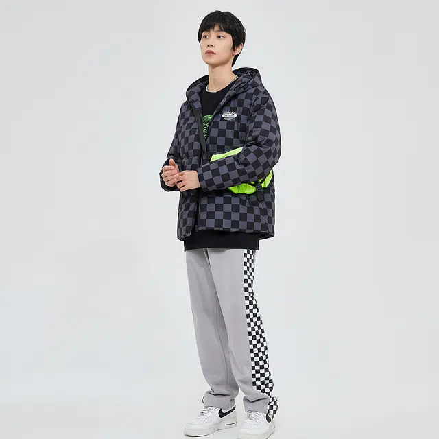 美特斯邦威 棋盘格印花满印连帽保暖羽绒服 男款