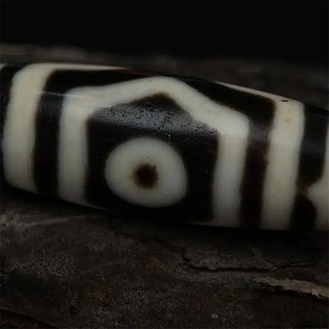 灵运宝 转运招财藏区天珠三眼眼中眼黑白老矿风化油润包浆老料器磨损到位 一物一图#好运 玛瑙 吊坠 男女同款情侣款