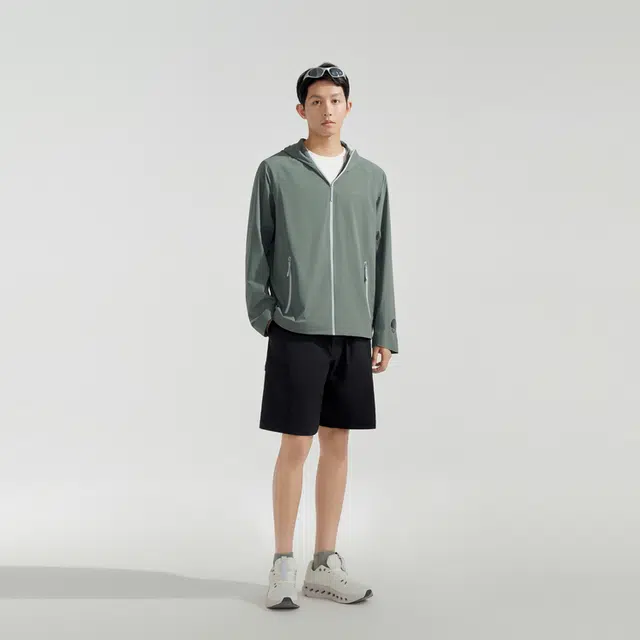 波司登 户外运动 透气防紫外线压胶防泼水功能软壳连帽防晒服 男款