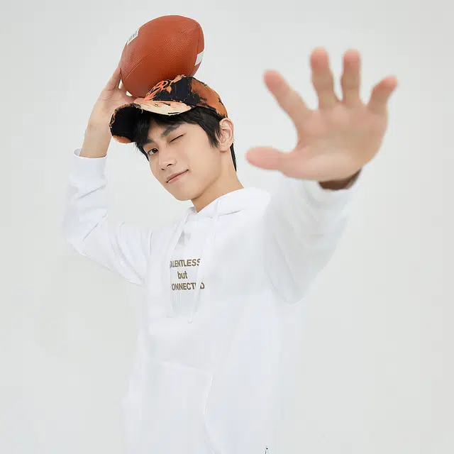 美特斯邦威 字母印花连帽套头宽松长袖卫衣 男款