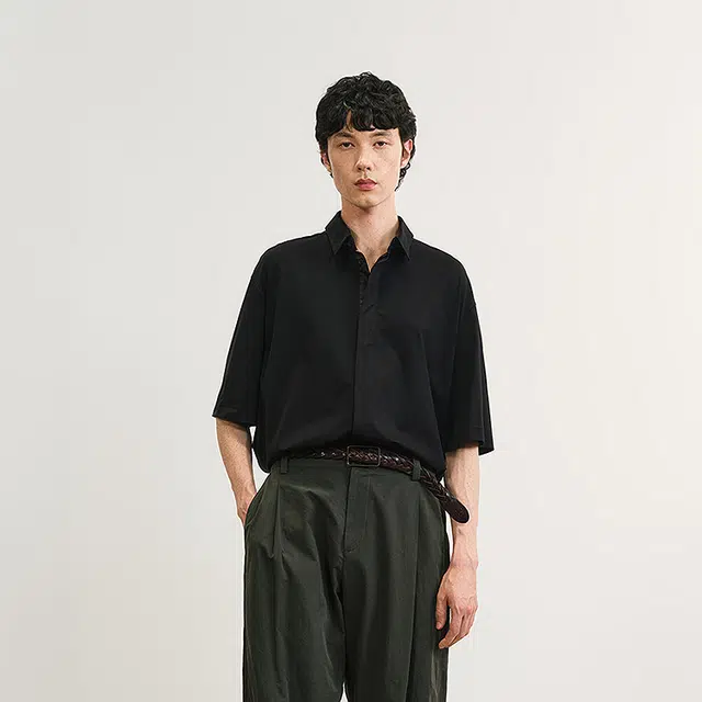 速写 纯色简约翻领宽松短袖衬衫 男款