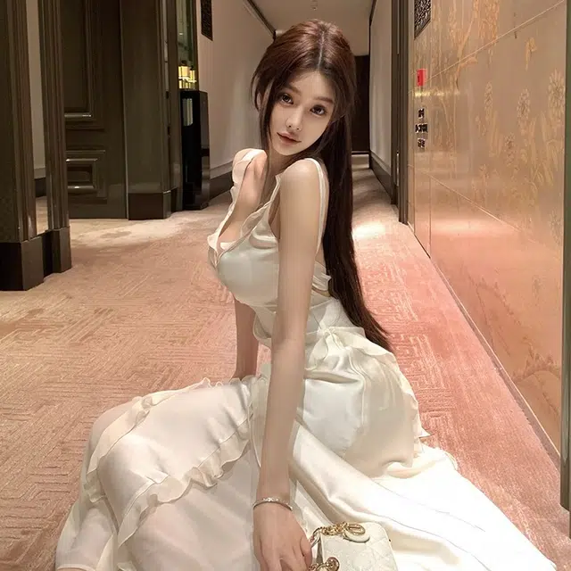 水中花 白玉兰清冷感荷叶边露背缎面斜裁气质长裙吊带连衣裙 女款