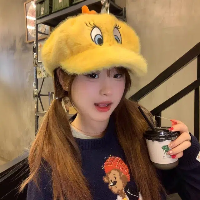 恩僾德 韩版保暖高颜值小众可爱卡通小黄鸭毛绒显脸小八角帽报童帽 涤纶 贝雷帽 男女同款情侣款