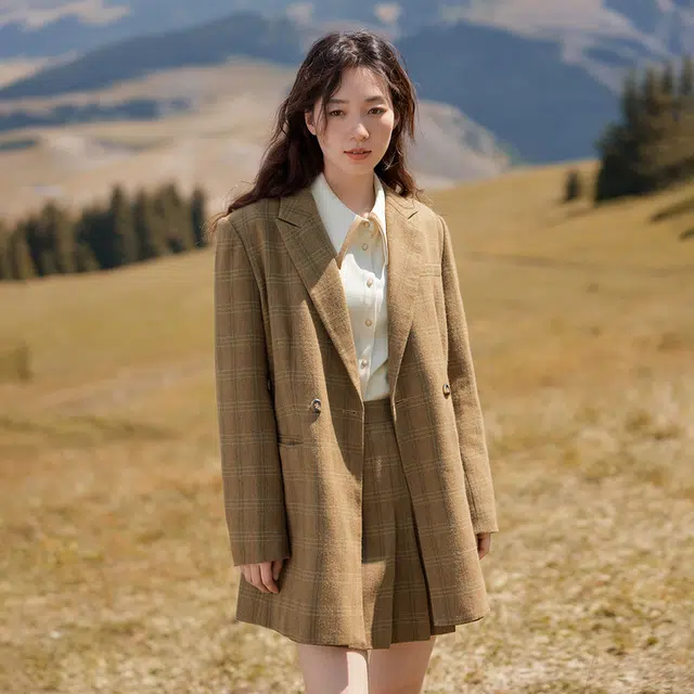 茵曼 休闲简约宽松格纹长袖截短外套 女款 土卡其