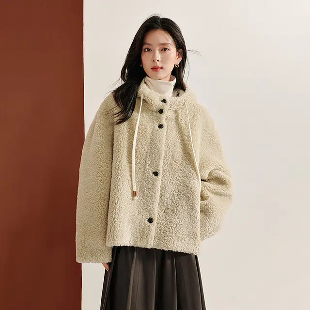 茵曼 复古连帽皮毛一体加厚长袖截短外套 女款 杏色