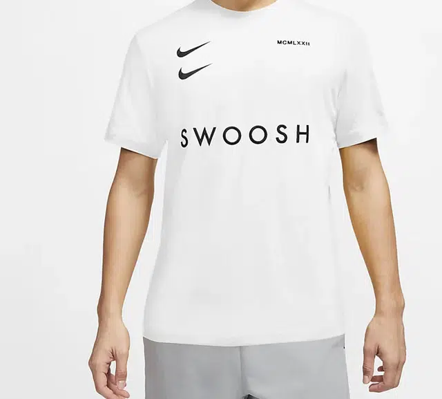 Nike Sportswear Swoosh T
