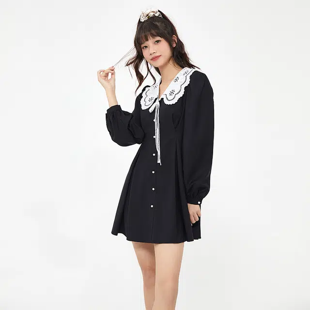 美特斯邦威 空刺绣娃娃领蕾丝短款高腰长袖连衣裙 女款 影黑