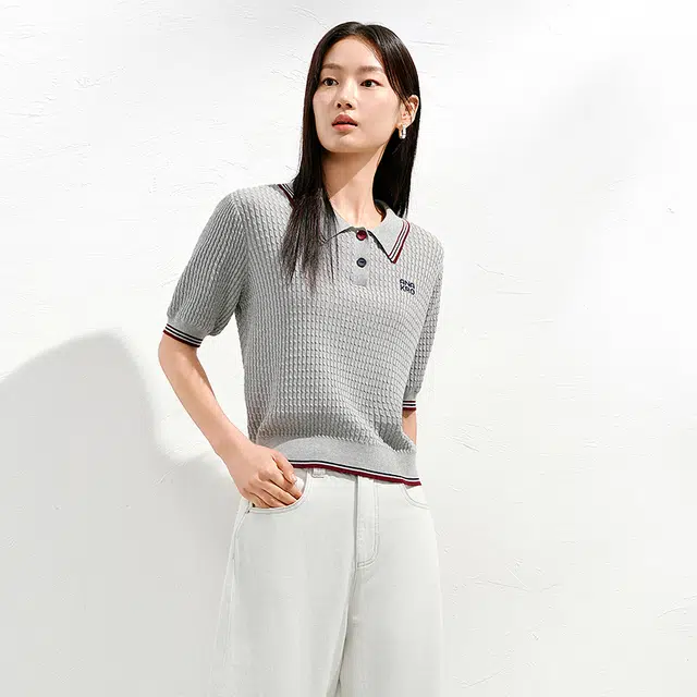 玖姿安娜蔻 时尚简约舒适百搭翻领短袖针织衫 女款