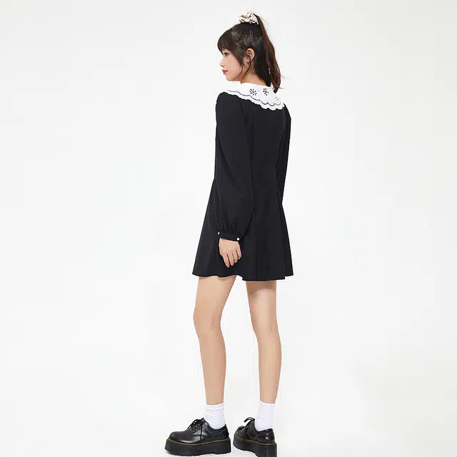 美特斯邦威 空刺绣娃娃领蕾丝短款高腰长袖连衣裙 女款 影黑