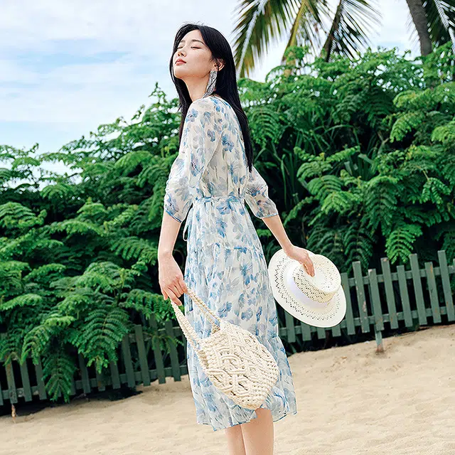 玖姿安娜蔻 度假风印花雪纺收腰中长插肩七分袖长袖连衣裙 女款 花浅蓝