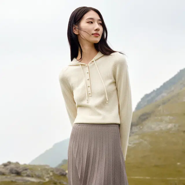 玖姿安娜蔻 珍珠糖简约连帽舒适毛衣 女款