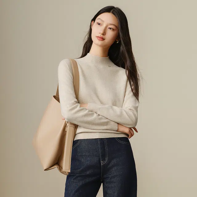 玖姿安娜蔻 简约柔软半高领打底毛衣 女款