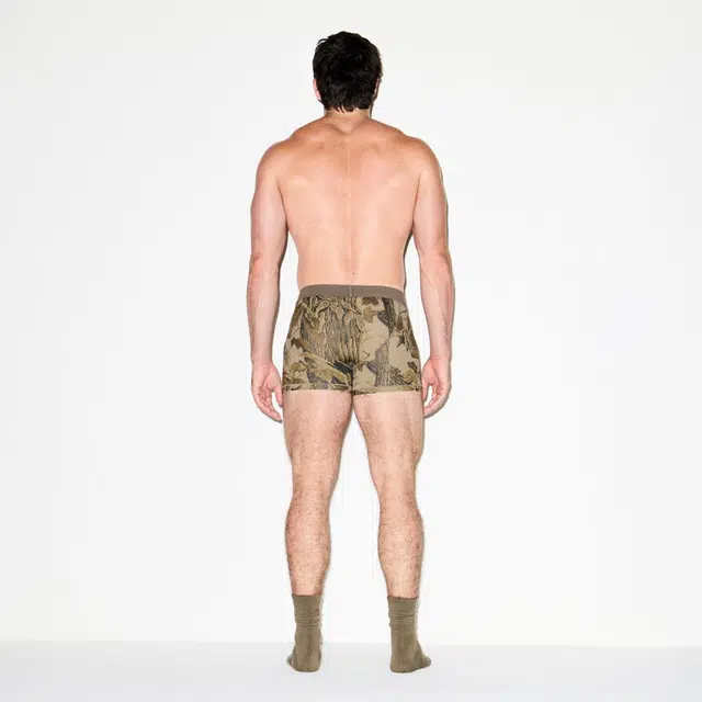 SKIMS FW25 MENS REALTREE 3" BOXER BRIEF logo
