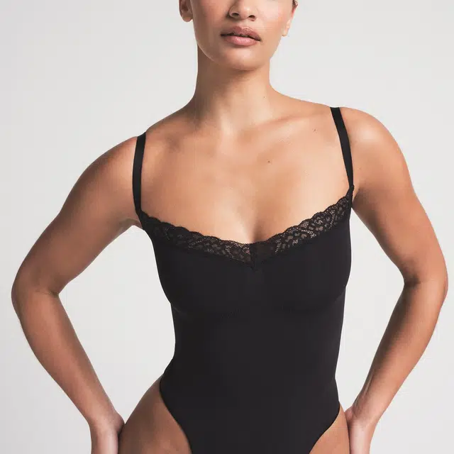SKIMS SS25 SEAMLESS SCULPT LACE THONG BODYSUIT Onyx