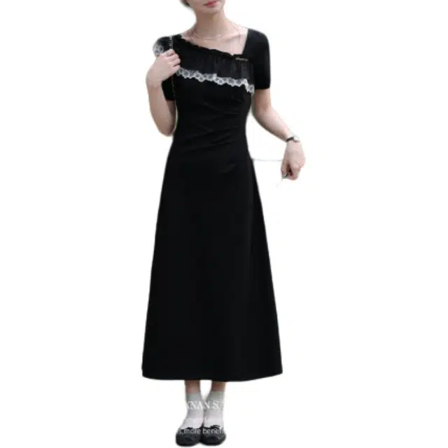 鹿向南 法式气质设计感黑色荷叶边纯色常规斜领自然腰短袖连衣裙 女款