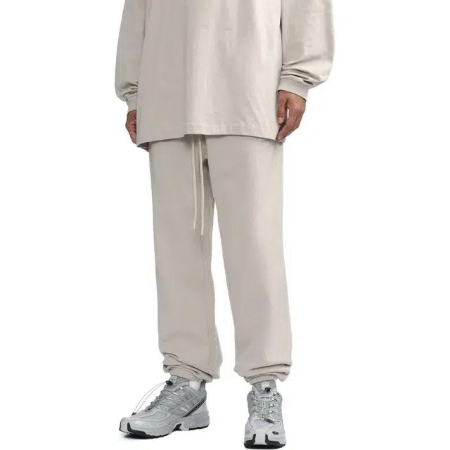 Fear of God Essentials FW23 weatpant Silver Cloud