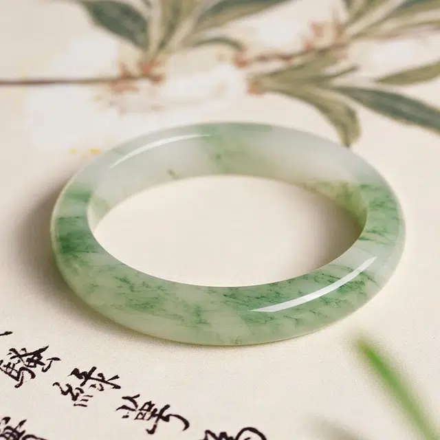 克拉日记 雪翠新疆玉镯圆锦鲤事业招财财运扁条玉镯手饰 琉璃 玉石手镯 女款