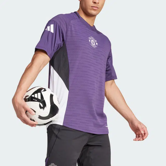 adidas SS25 MANCHESTER UNITED TIRO 25 PRO logo