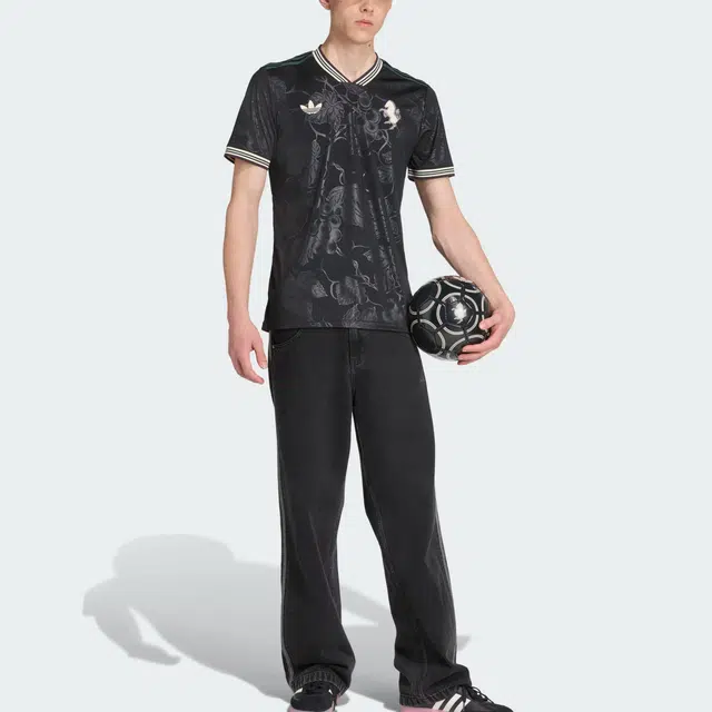 adidas Originals Juventus 25/26 Fan Jersey V-Neck