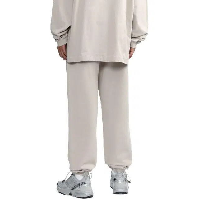 Fear of God Essentials FW23 weatpant Silver Cloud