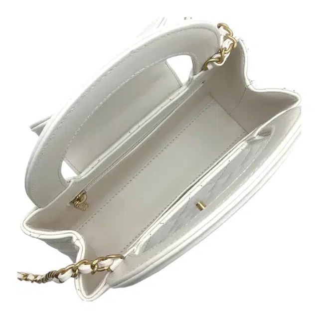 CHANEL Quilted Lambskin Chain Shoulder Bag White