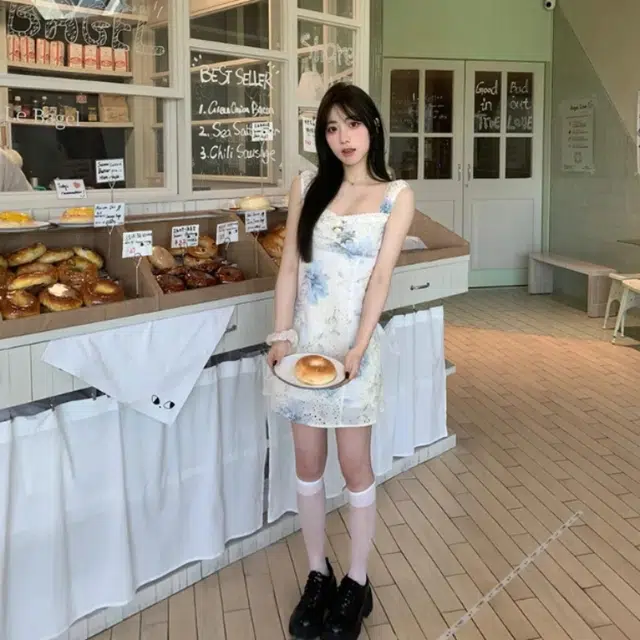 花蔓色 法式纯欲甜美镂空碎花重工刺绣百搭短款装吊带连衣裙 女款