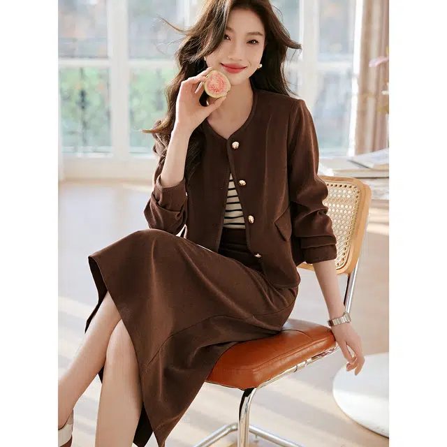 沫晗依美 圆领长袖外套纯色简约半身裙裙装套装 女款 咖色