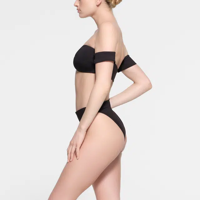 SKIMS SIGNATURE SWIM OFF THE SHOULDER BIKINI TOP ONYX