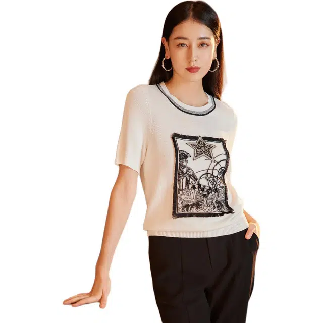 粉蓝衣橱 时尚艺术刺绣短袖针织衫 女款 月牙白