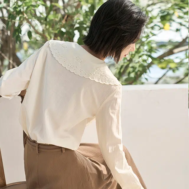 茵曼  纯色镂空木耳边娃娃领长袖衬衫 女款