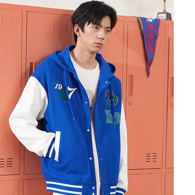 特步 撞色字母数字印花连帽舒适休闲运动长袖棒球服 男款 克洛蓝/古德白