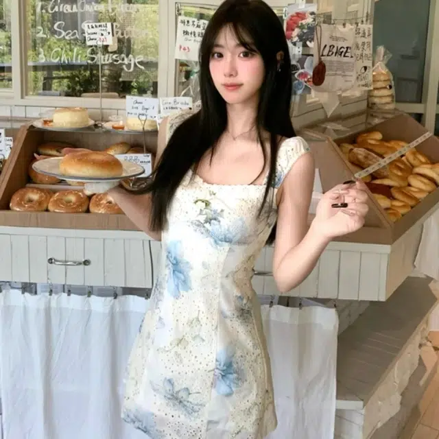 花蔓色 法式纯欲甜美镂空碎花重工刺绣百搭短款装吊带连衣裙 女款