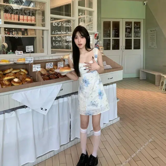 花蔓色 法式纯欲甜美镂空碎花重工刺绣百搭短款装吊带连衣裙 女款
