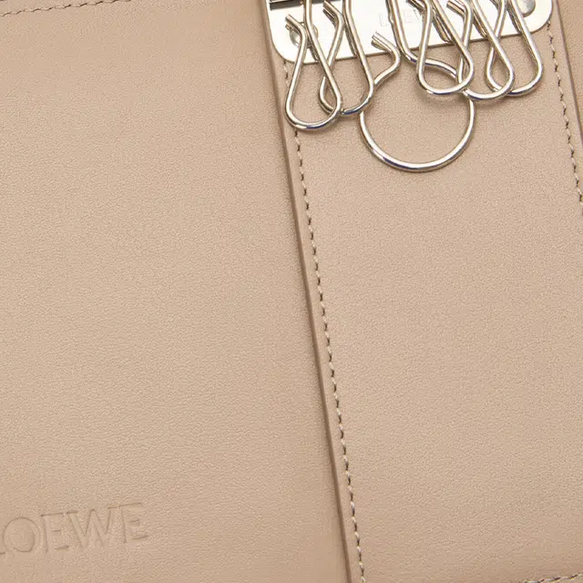 LOEWE Anagram