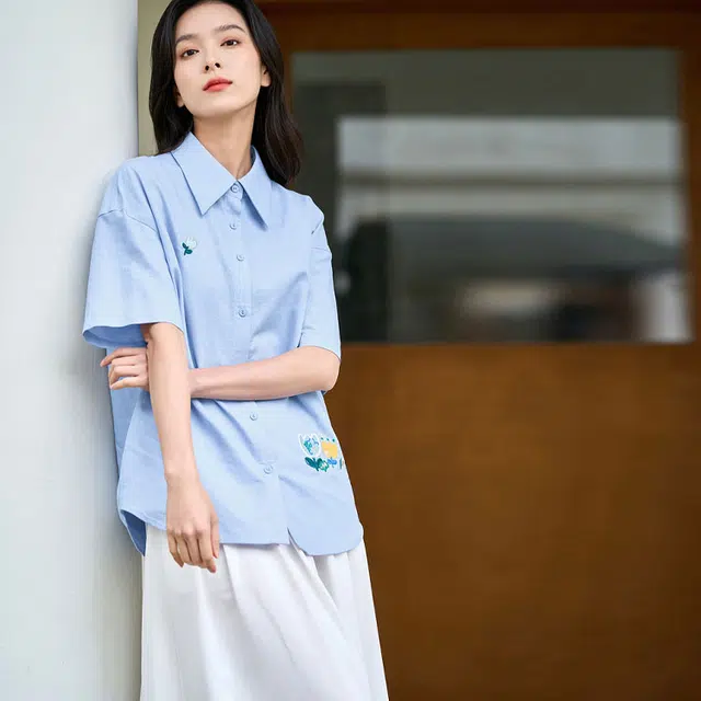 茵曼 花朵印花尖领短袖衬衫 女款