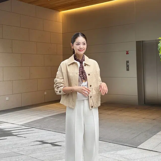 茵曼 复古灯芯绒巴恩风花苞百搭截短外套 女款