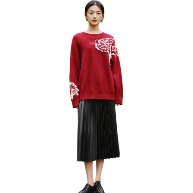 茵曼 新中式生肖龙图案提花落肩宽松圆领套头针织毛衣 女款 红色