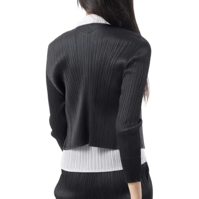 PLEATS PLEASE ISSEY MIYAKE