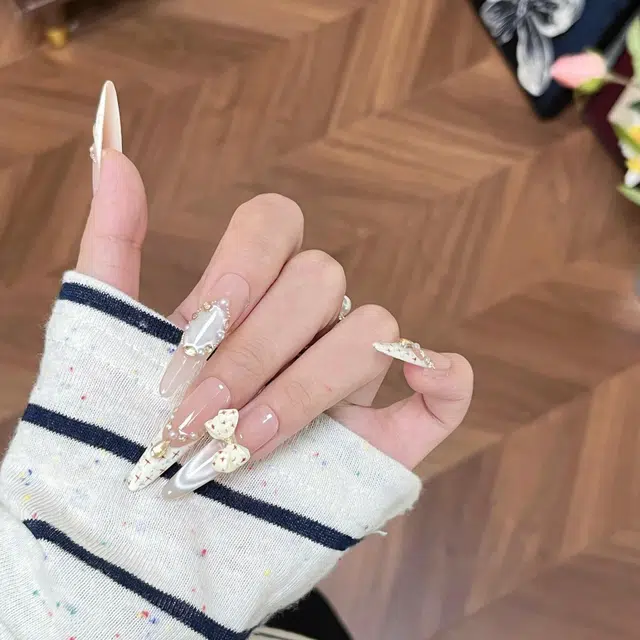 爱鼎琪 【小香风】蝴蝶结玻璃珠猫眼碎钻珍珠装饰温柔气质显白手工美甲贴片  穿戴甲 长款白色渐变 法式