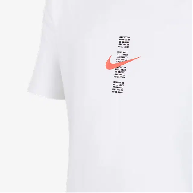 Nike SportswearT 100