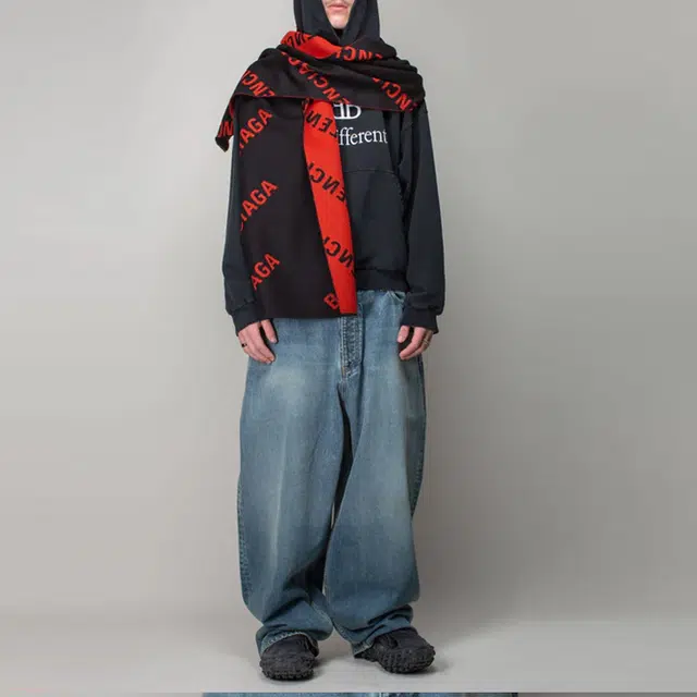 Balenciaga FW22 Be different 2B