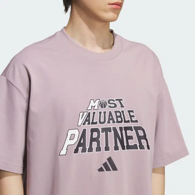adidas BASKETBALL SS25 SLOGAN T-SHIRT T