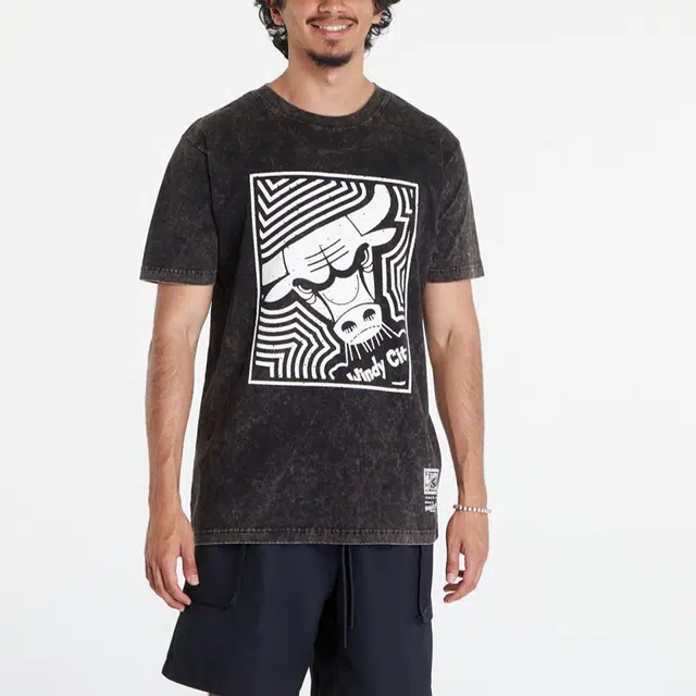 Mitchell Ness x NBA Chicago Bulls Destination Leisure Premium Graphic T