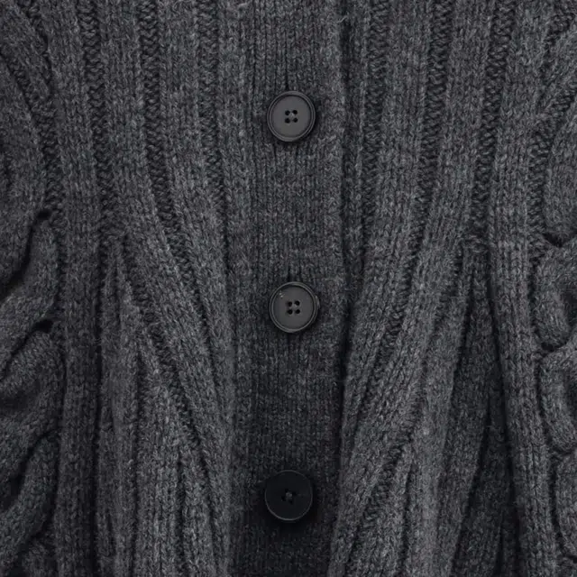 Alexander McQueen FW25 V