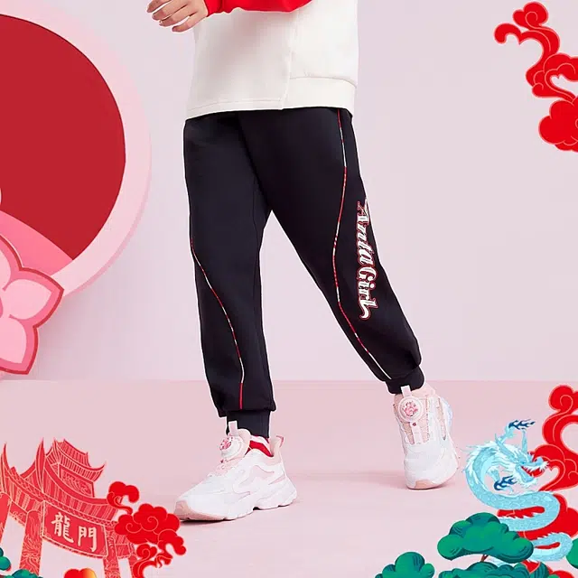 安踏儿童 新年款 初登龙门 新年红舒适休闲中腰针织运动裤 儿童款 梦幻黑