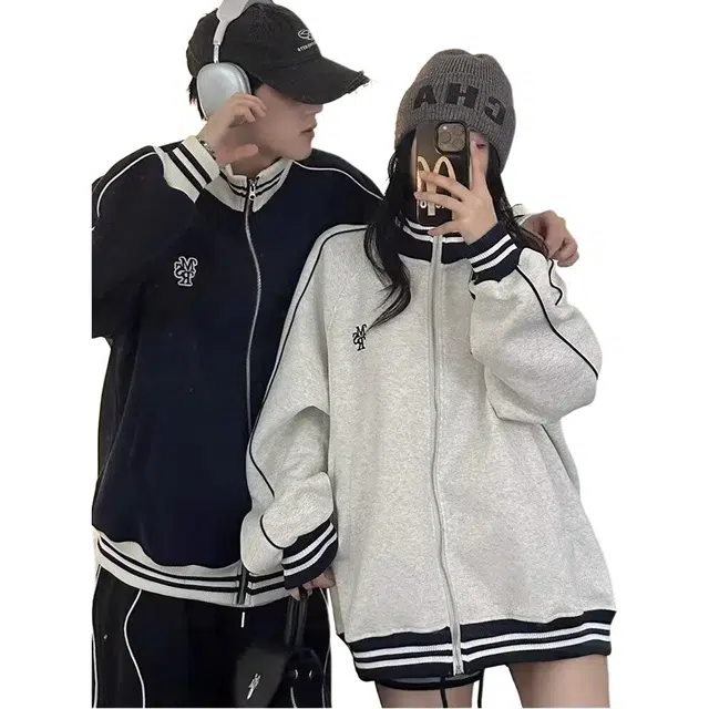 悍戈 美式日系立领刺绣松弛感学院风条纹休闲宽松插肩开衫外套夹克 男女同款