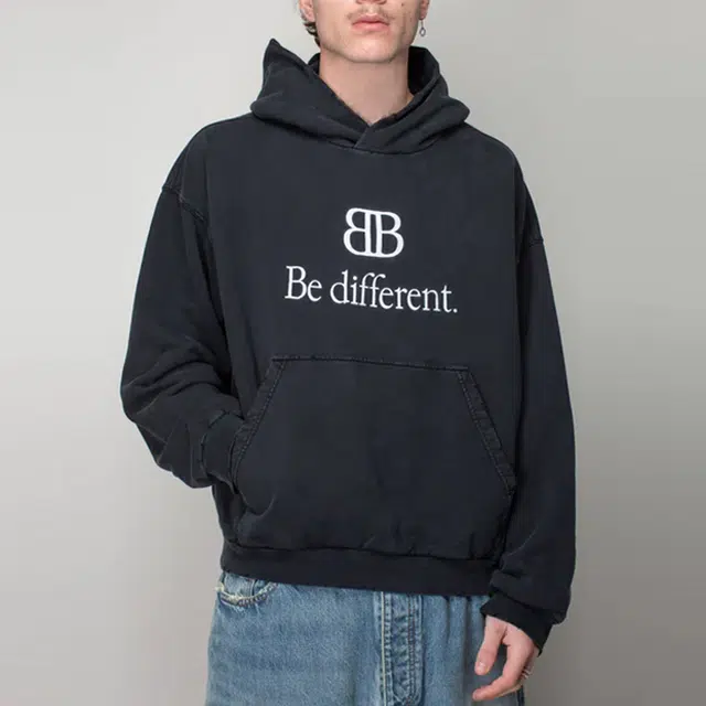 Balenciaga FW22 Be different 2B