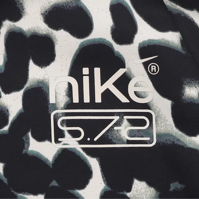 Nike Therma-FIT Studio '72