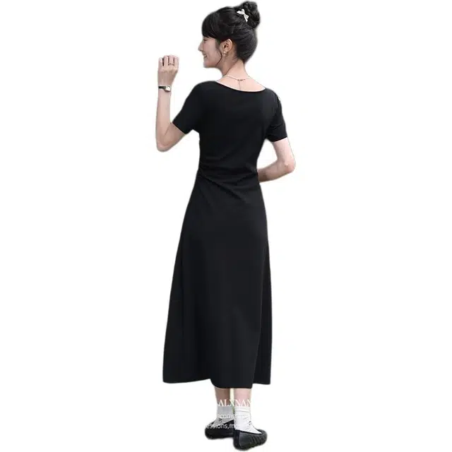 鹿向南 法式气质设计感黑色荷叶边纯色常规斜领自然腰短袖连衣裙 女款