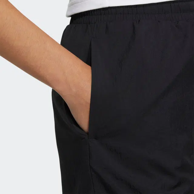 adidas neo W ESNT SHORT2 Logo